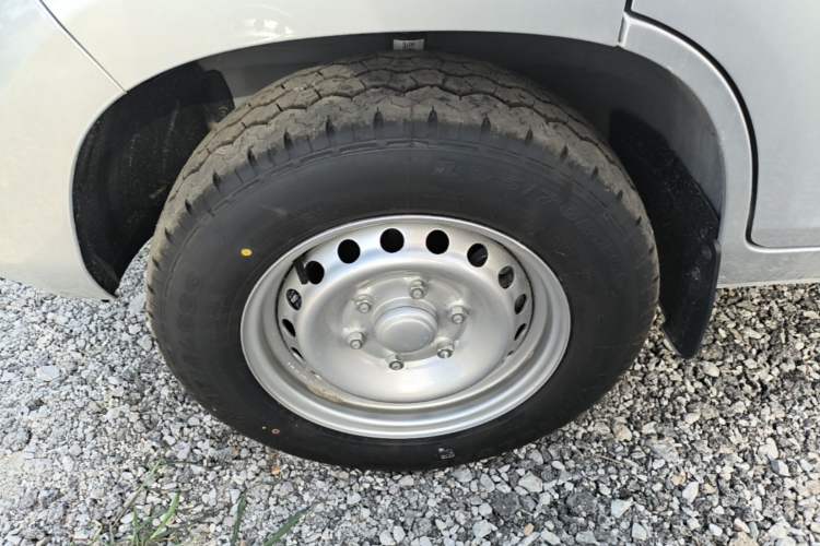Used Wuling Rongguang New Truck 2023 1.5L Double-Cab Basic Version LAR Left Front Wheel Hub