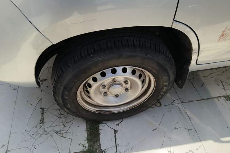 Used Wuling Rongguang New Truck 2023 1.5L Single-Row Extended Version Standard LAR Left Front Wheel Hub
