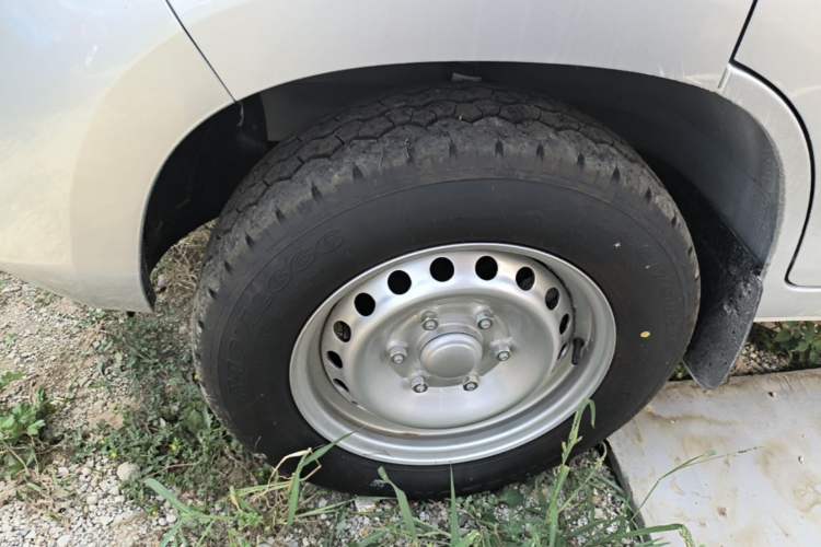 Used Wuling Rongguang New Truck 2023 1.5L Double-Cab Basic Version LAR Left Front Wheel Hub