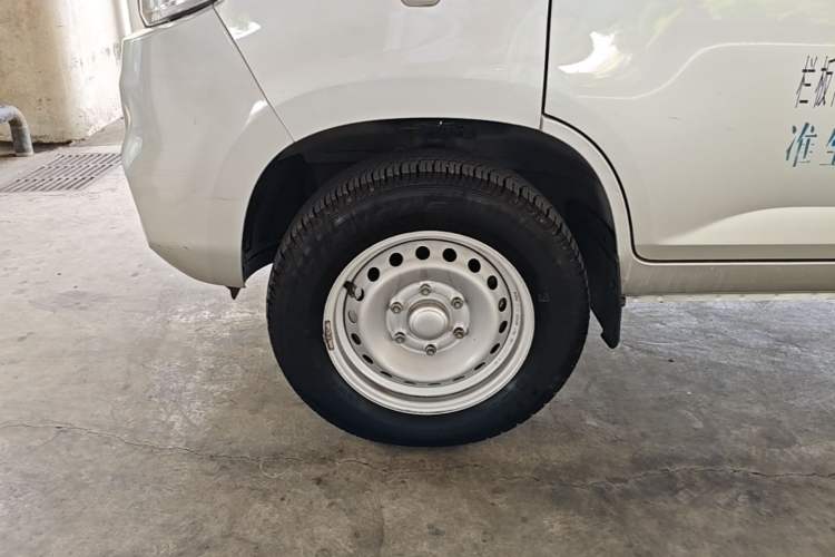 Used Wuling Rongguang New Truck 2023 1.5L Double-Cab Basic Version LAR Left Front Wheel Hub