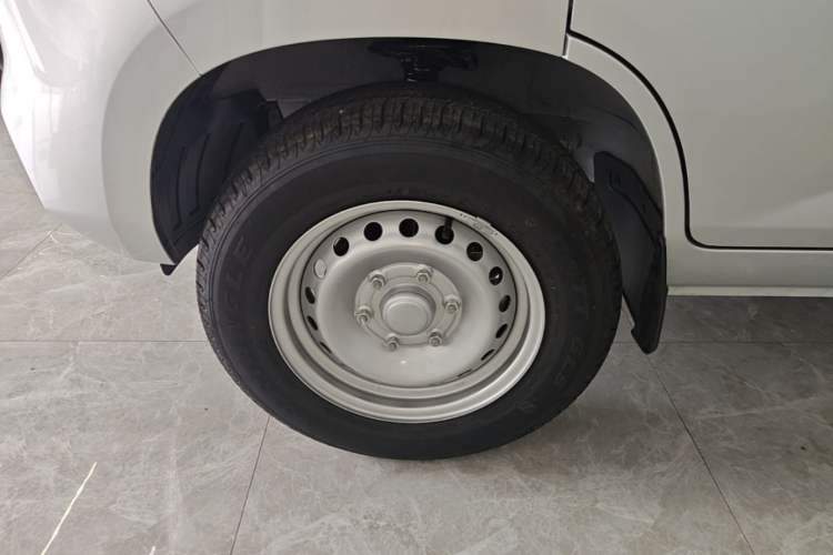 Used Wuling Rongguang New Truck 2023 1.5L Single-Row Extended Version Standard LAR Left Front Wheel Hub