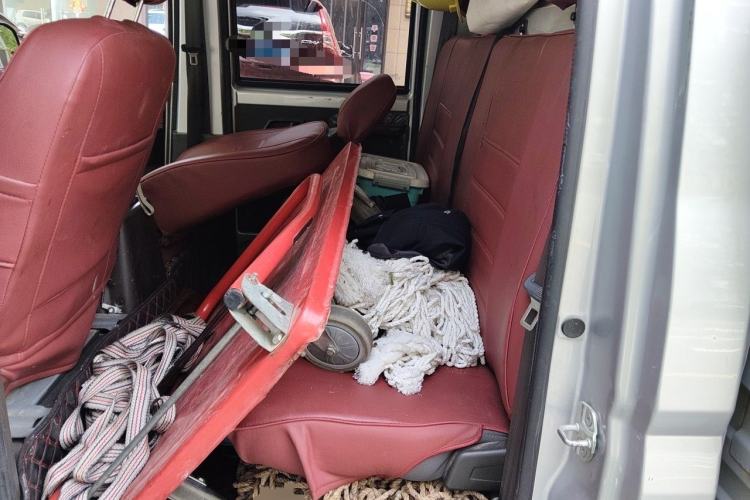 Used Wuling Rongguang New Truck 2023 2.0L Double-Cab with Dual Rear Wheels Comfort Version LJM20B Left Rear Seat