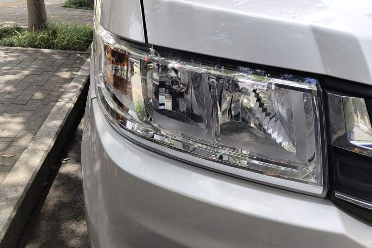 Used Wuling Rongguang New Truck 2023 2.0L Double-Cab with Dual Rear Wheels Comfort Version LJM20B Right Front Headlight
