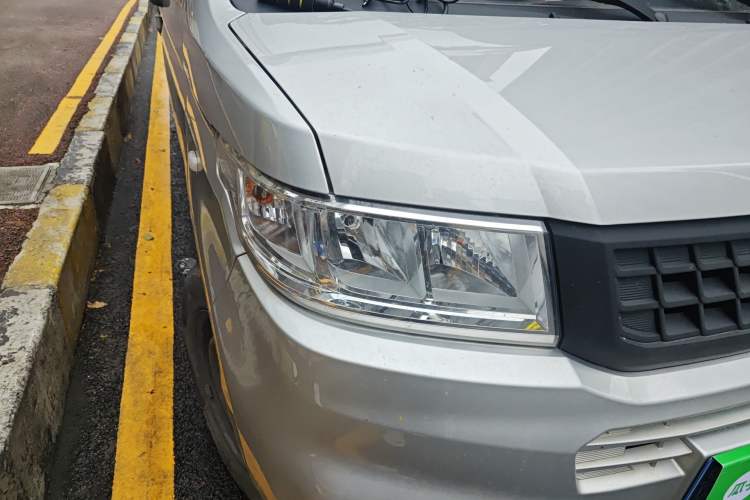 Used Wuling Rongguang New Truck 2023 2.0L Single-Row Base Version LJM20B Right Front Headlight