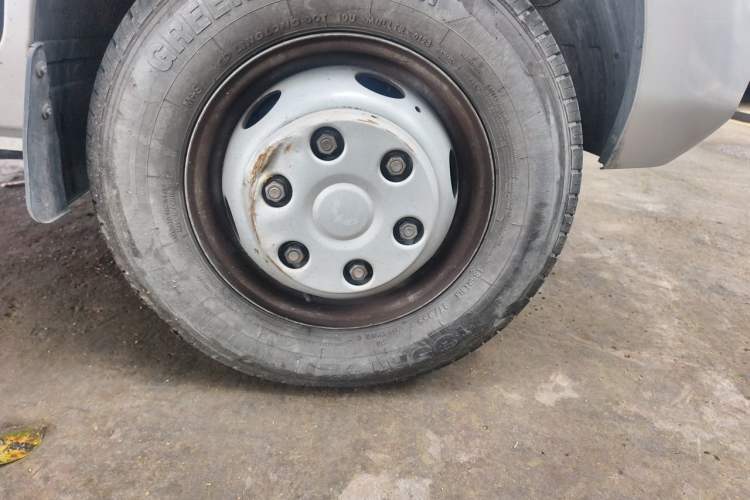 Used Wuling Rongguang New Truck 2023 2.0L Double-Cab with Dual Rear Wheels Comfort Version LJM20B Right Front Wheel Hub