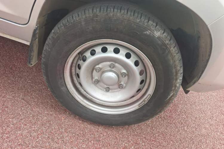 Used Wuling Rongguang New Truck 2023 1.5L Double-Cab Extended-Size Standard Version LAR Right Front Wheel Hub