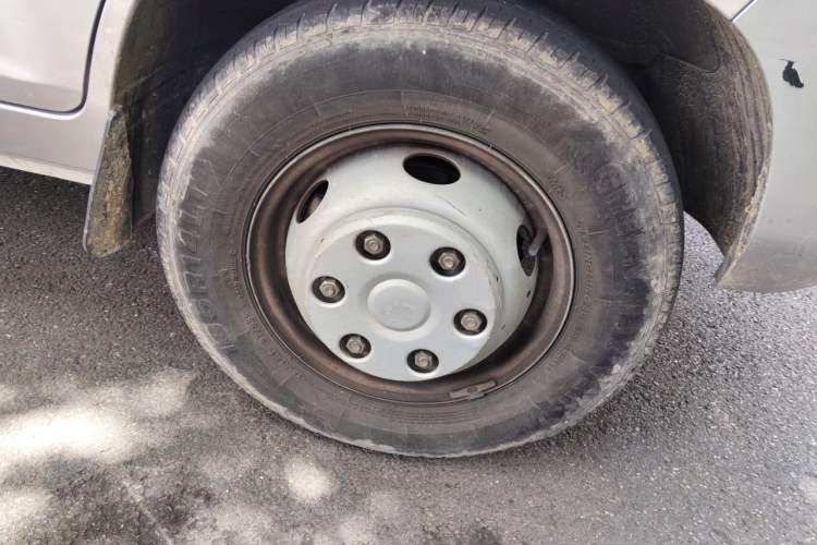 Used Wuling Rongguang New Truck 2023 2.0L Double-Cab with Dual Rear Wheels Comfort Version LJM20B Right Front Wheel Hub