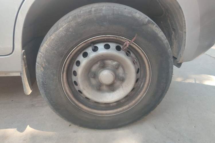 Used Wuling Rongguang New Truck 2023 1.5L Single-Row Base Version LAR Right Front Wheel Hub