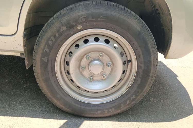 Used Wuling Rongguang New Truck 2023 2.0L Double-Cab Extended-Size Base Version LJM20B Right Front Wheel Hub