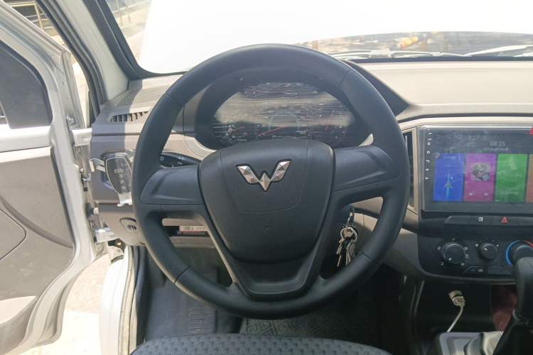 Used Wuling Rongguang New Truck 2023 2.0L Double-Cab Extended-Size Base Version LJM20B Steering Wheel