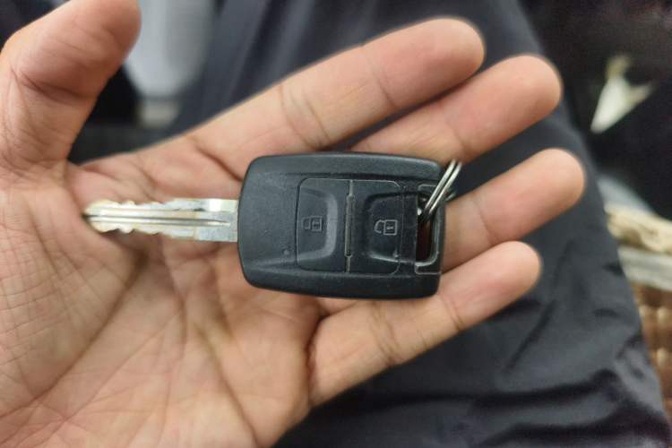 Used Wuling Rongguang New Truck 2023 2.0L Double-Cab with Dual Rear Wheels Comfort Version LJM20B Vehicle Key