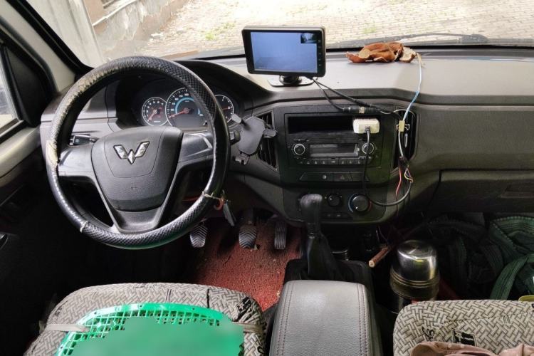 Used Wuling Rongguang New Truck 2023 2.0L Single-Row Extended Version Base Model LJM20B Center Console