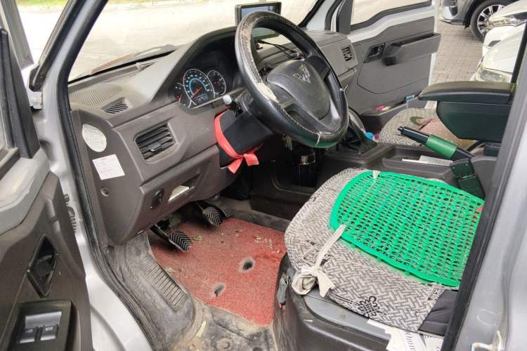 Used Wuling Rongguang New Truck 2023 2.0L Single-Row Extended Version Base Model LJM20B Driver Seat