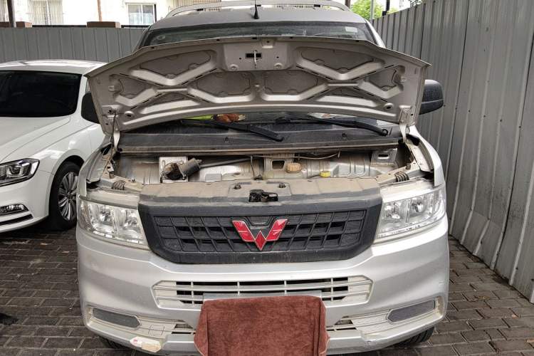 Used Wuling Rongguang New Truck 2023 2.0L Single-Row Extended Version Base Model LJM20B Engine Bay