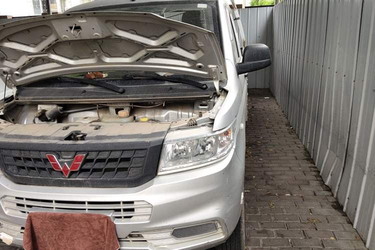 Used Wuling Rongguang New Truck 2023 2.0L Single-Row Extended Version Base Model LJM20B Engine Bay Left