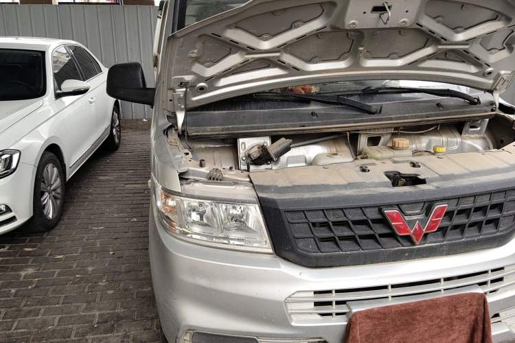 Used Wuling Rongguang New Truck 2023 2.0L Single-Row Extended Version Base Model LJM20B Engine Bay Right