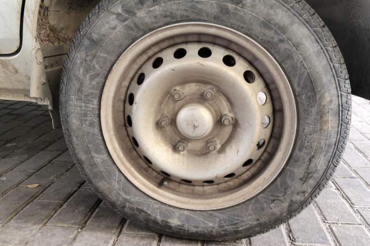Used Wuling Rongguang New Truck 2023 2.0L Single-Row Extended Version Base Model LJM20B Right Front Wheel Hub