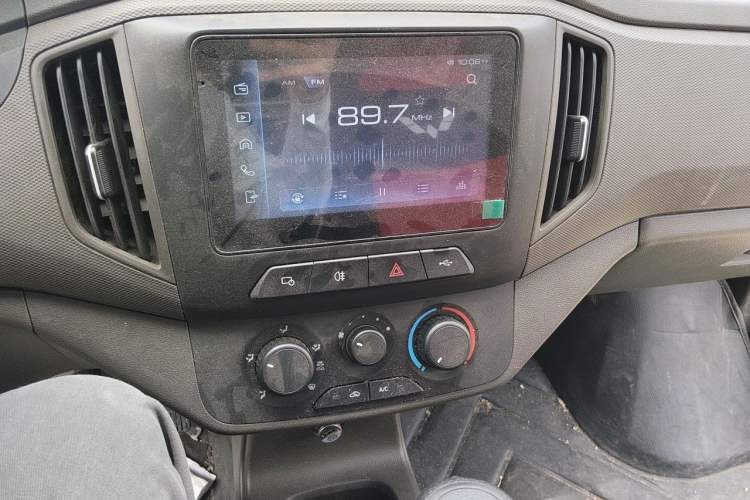 Used Wuling Rongguang New Truck 2024 2.0L Extra-Long Double-Cab Version with Dual Rear Wheels – Comfort Edition Audio And AC Panel