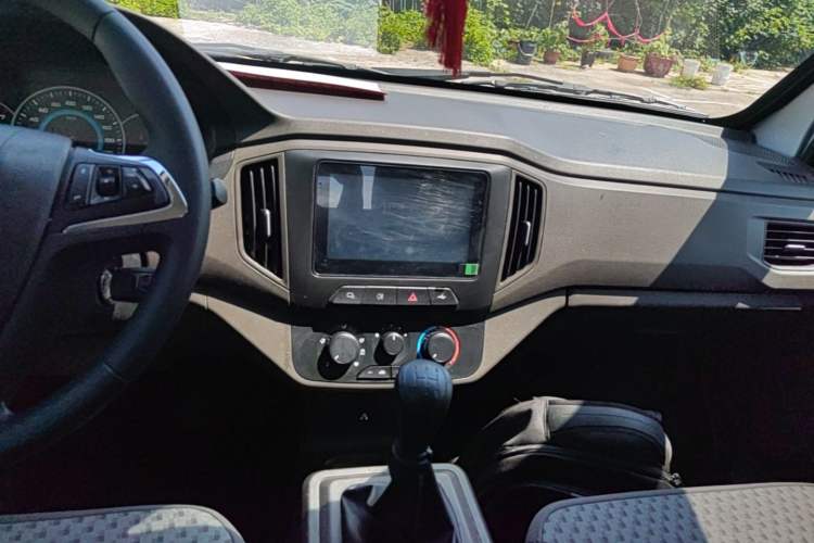 Used Wuling Rongguang New Truck 2024 2.0L Extra-Long Double-Cab Version with Dual Rear Wheels – Comfort Edition Audio And AC Panel