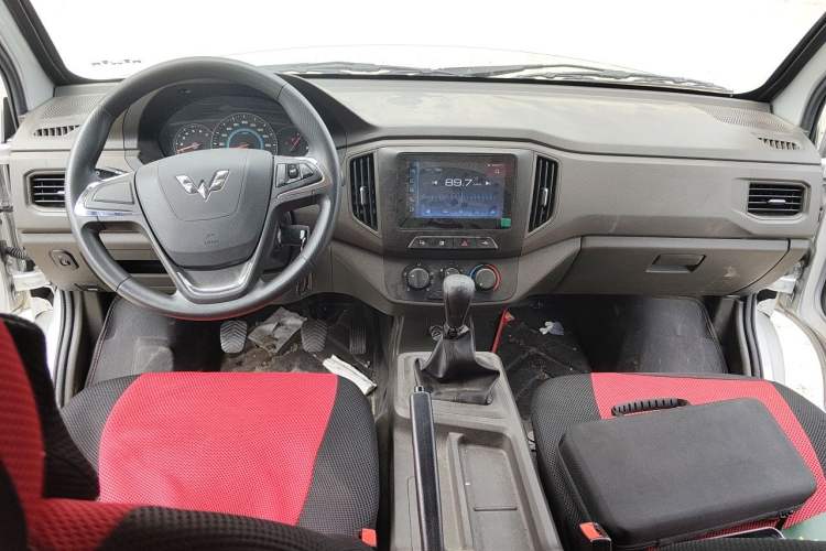 Used Wuling Rongguang New Truck 2024 2.0L Extra-Long Double-Cab Version with Dual Rear Wheels – Comfort Edition Center Console