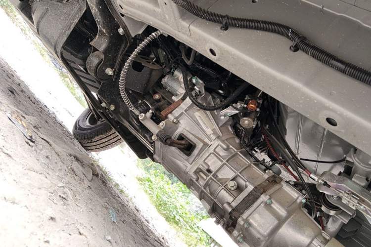 Used Wuling Rongguang New Truck 2024 2.0L Extra-Long Double-Cab Version with Dual Rear Wheels – Comfort Edition Chassis Front Left