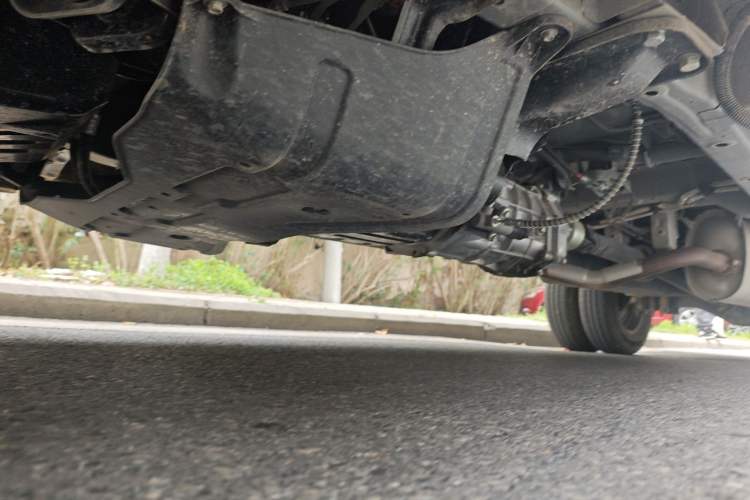 Used Wuling Rongguang New Truck 2024 2.0L Double-Cab Extra-Long Version with Dual Rear Wheels – Base Model Chassis Front Left