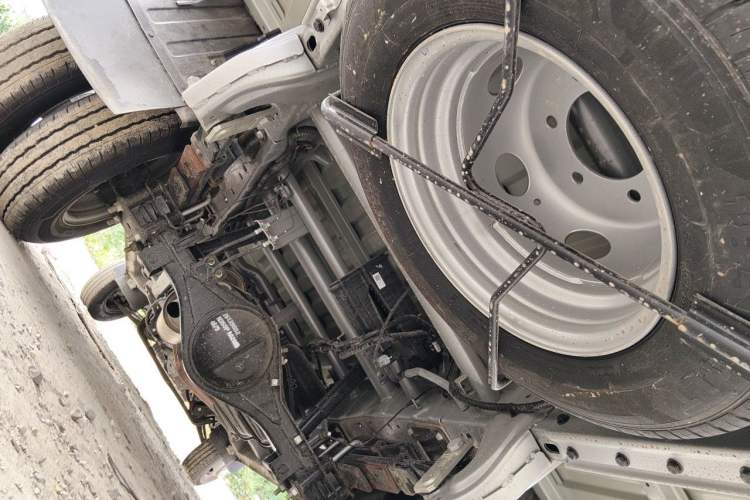 Used Wuling Rongguang New Truck 2024 2.0L Extra-Long Double-Cab Version with Dual Rear Wheels – Comfort Edition Chassis Rear