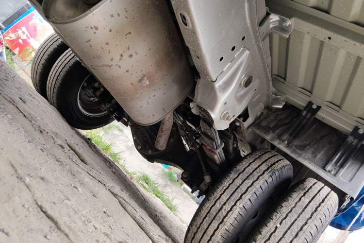 Used Wuling Rongguang New Truck 2024 2.0L Extra-Long Double-Cab Version with Dual Rear Wheels – Comfort Edition Chassis Rear Left