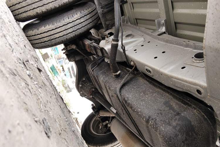Used Wuling Rongguang New Truck 2024 2.0L Extra-Long Double-Cab Version with Dual Rear Wheels – Comfort Edition Chassis Rear Right