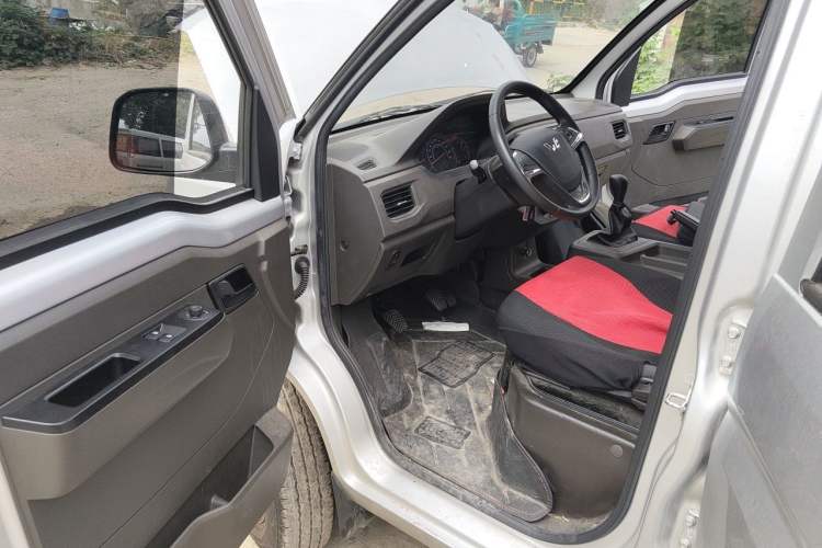 Used Wuling Rongguang New Truck 2024 2.0L Extra-Long Double-Cab Version with Dual Rear Wheels – Comfort Edition Driver Seat
