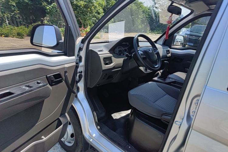 Used Wuling Rongguang New Truck 2024 2.0L Extra-Long Double-Cab Version with Dual Rear Wheels – Comfort Edition Driver Seat