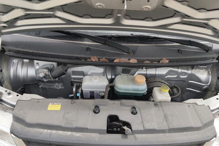 Used Wuling Rongguang New Truck 2024 2.0L Extra-Long Double-Cab Version with Dual Rear Wheels – Comfort Edition Engine Bay