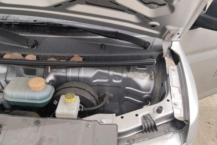 Used Wuling Rongguang New Truck 2024 2.0L Extra-Long Double-Cab Version with Dual Rear Wheels – Comfort Edition Engine Bay Left