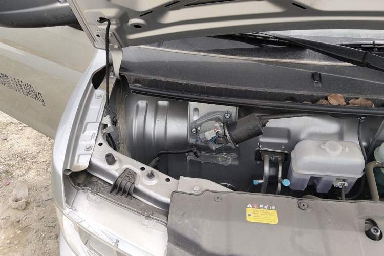 Used Wuling Rongguang New Truck 2024 2.0L Extra-Long Double-Cab Version with Dual Rear Wheels – Comfort Edition Engine Bay Right