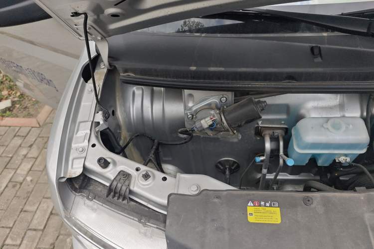 Used Wuling Rongguang New Truck 2024 2.0L Double-Cab Extra-Long Version with Dual Rear Wheels – Base Model Engine Bay Right