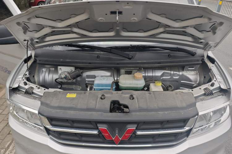 Used Wuling Rongguang New Truck 2024 2.0L Double-Cab Extra-Long Version with Dual Rear Wheels – Base Model Engine Bay