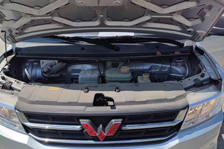 Used Wuling Rongguang New Truck 2024 2.0L Extra-Long Double-Cab Version with Dual Rear Wheels – Comfort Edition Engine Bay