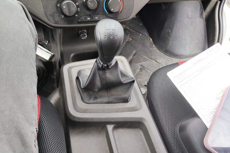 Used Wuling Rongguang New Truck 2024 2.0L Extra-Long Double-Cab Version with Dual Rear Wheels – Comfort Edition Gear Lever