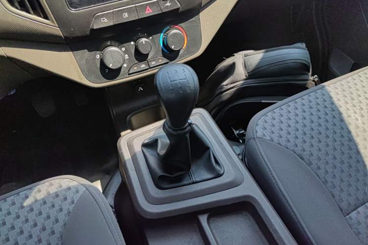 Used Wuling Rongguang New Truck 2024 2.0L Extra-Long Double-Cab Version with Dual Rear Wheels – Comfort Edition Gear Lever