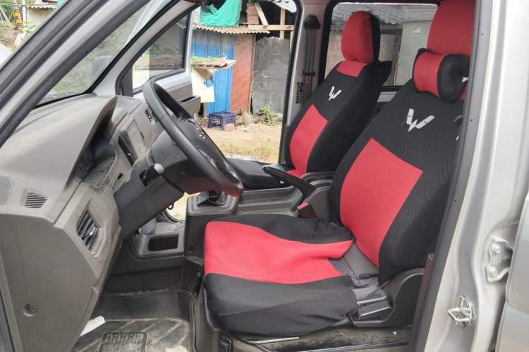 Used Wuling Rongguang New Truck 2024 2.0L Extra-Long Double-Cab Version with Dual Rear Wheels – Comfort Edition Left Front Seat