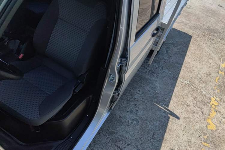 Used Wuling Rongguang New Truck 2024 2.0L Extra-Long Double-Cab Version with Dual Rear Wheels – Comfort Edition Left Front Seat