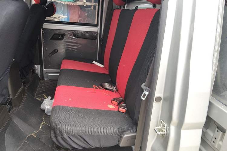 Used Wuling Rongguang New Truck 2024 2.0L Extra-Long Double-Cab Version with Dual Rear Wheels – Comfort Edition Left Rear Seat