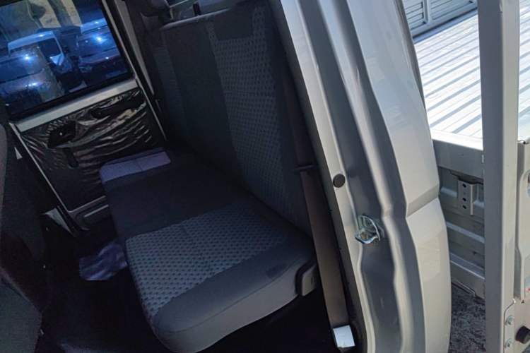 Used Wuling Rongguang New Truck 2024 2.0L Extra-Long Double-Cab Version with Dual Rear Wheels – Comfort Edition Left Rear Seat