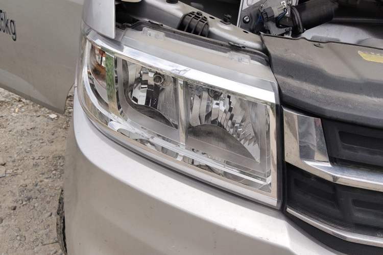 Used Wuling Rongguang New Truck 2024 2.0L Extra-Long Double-Cab Version with Dual Rear Wheels – Comfort Edition Right Front Headlight