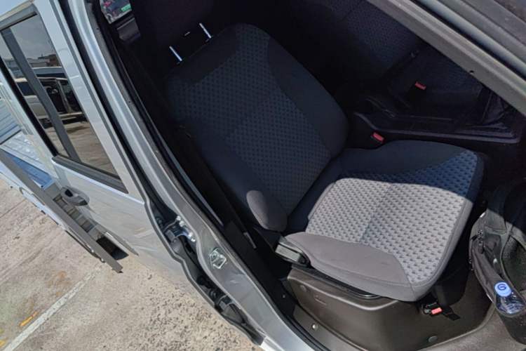 Used Wuling Rongguang New Truck 2024 2.0L Extra-Long Double-Cab Version with Dual Rear Wheels – Comfort Edition Right Front Seat