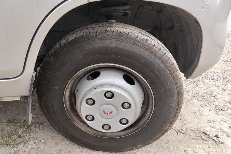 Used Wuling Rongguang New Truck 2024 2.0L Extra-Long Double-Cab Version with Dual Rear Wheels – Comfort Edition Right Front Wheel Hub