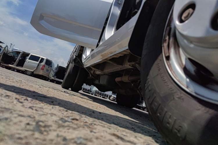 Used Wuling Rongguang New Truck 2024 2.0L Extra-Long Double-Cab Version with Dual Rear Wheels – Comfort Edition Right Side Sill