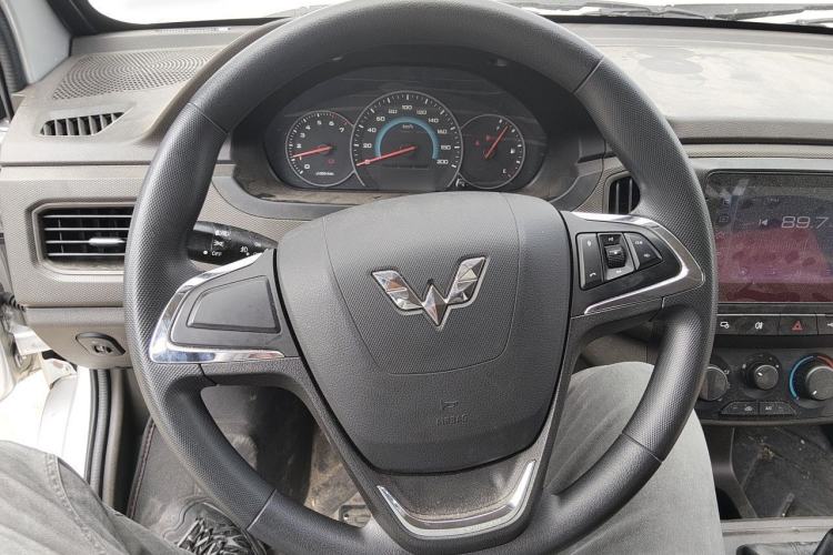 Used Wuling Rongguang New Truck 2024 2.0L Extra-Long Double-Cab Version with Dual Rear Wheels – Comfort Edition Steering Wheel