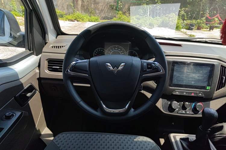 Used Wuling Rongguang New Truck 2024 2.0L Extra-Long Double-Cab Version with Dual Rear Wheels – Comfort Edition Steering Wheel