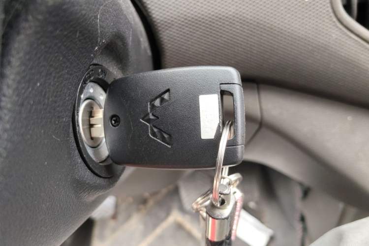 Used Wuling Rongguang New Truck 2024 2.0L Extra-Long Double-Cab Version with Dual Rear Wheels – Comfort Edition Vehicle Key